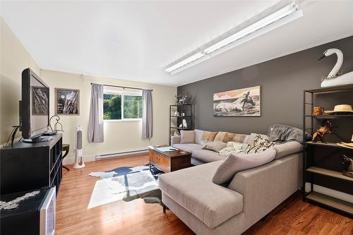 1258 Round Lake Road, Spallumcheen, BC - Indoor Photo Showing Living Room