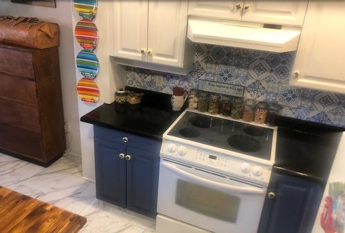 203-3179 Via Centrale Road, Kelowna, BC - Indoor Photo Showing Kitchen