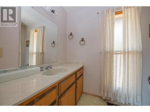 9653 Whitepoint Road, Vernon, BC - Indoor Photo Showing Bathroom