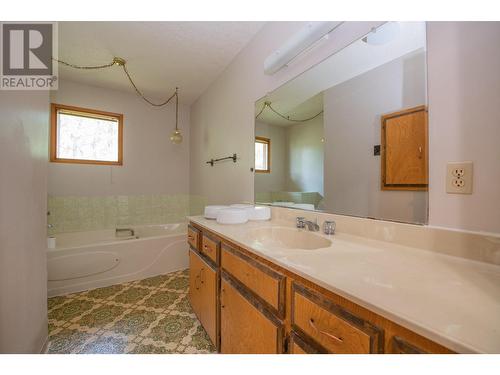 9653 Whitepoint Road, Vernon, BC - Indoor Photo Showing Bathroom