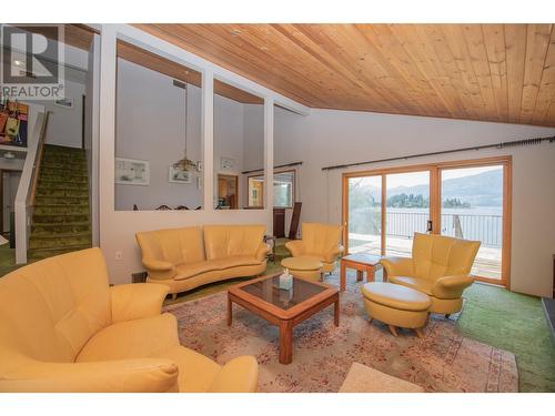 9653 Whitepoint Road, Vernon, BC - Indoor Photo Showing Living Room