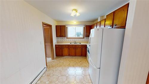 11 Karen Avenue, St. Catharines, ON - Indoor Photo Showing Kitchen