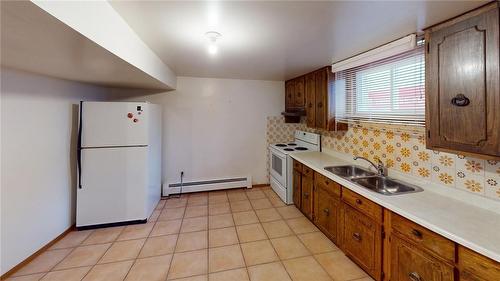 11 Karen Avenue, St. Catharines, ON - Indoor Photo Showing Kitchen