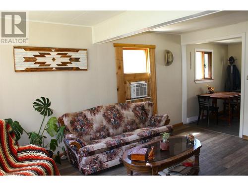 161 Salmon Arm Drive, Enderby, BC - Indoor Photo Showing Living Room