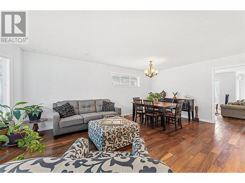 681 Cook Road, Kelowna, BC - Indoor Photo Showing Living Room