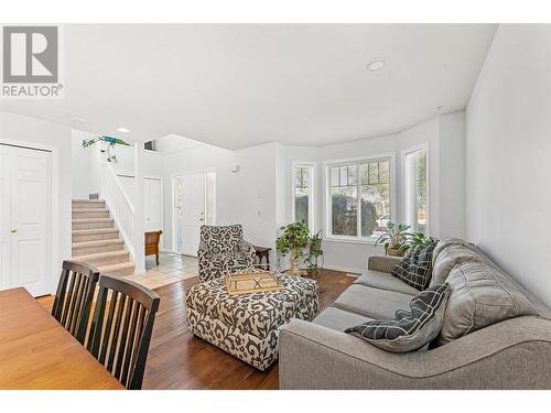 681 Cook Road, Kelowna, BC - Indoor Photo Showing Living Room