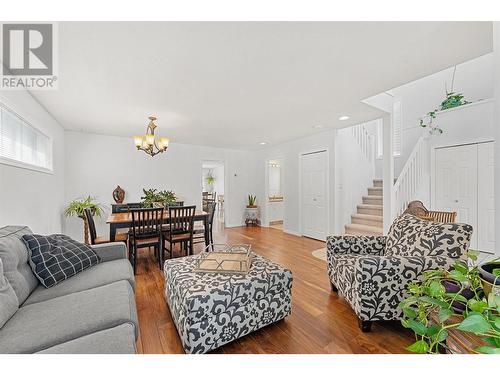 681 Cook Road, Kelowna, BC - Indoor Photo Showing Living Room