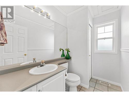 681 Cook Road, Kelowna, BC - Indoor Photo Showing Bathroom