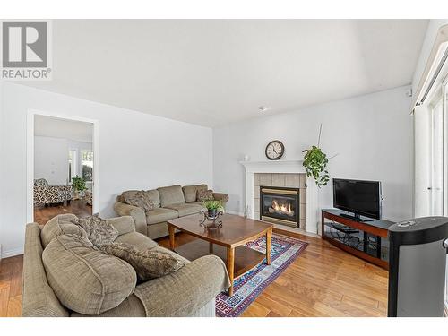 681 Cook Road, Kelowna, BC - Indoor Photo Showing Living Room With Fireplace