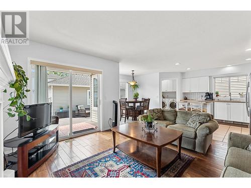 681 Cook Road, Kelowna, BC - Indoor Photo Showing Living Room