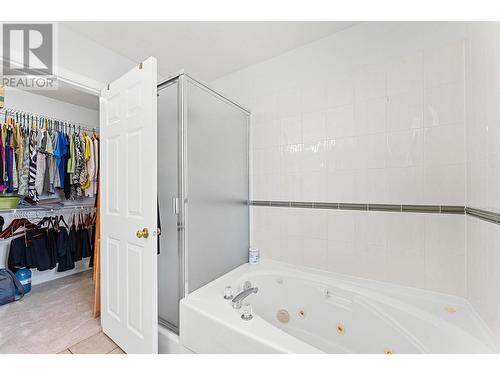 681 Cook Road, Kelowna, BC - Indoor Photo Showing Bathroom