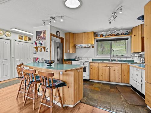 4085 Paxton Valley Rd, Kamloops, BC - Indoor Photo Showing Kitchen