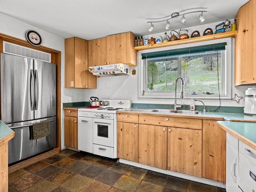 4085 Paxton Valley Rd, Kamloops, BC - Indoor Photo Showing Kitchen With Double Sink