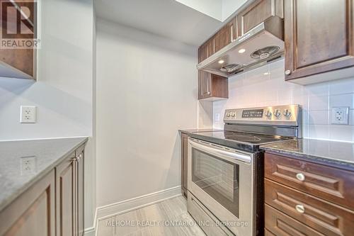 3525 - 135 Village Green Square, Toronto (Agincourt South-Malvern West), ON - Indoor Photo Showing Kitchen