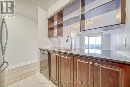 3525 - 135 Village Green Square, Toronto (Agincourt South-Malvern West), ON - Indoor Photo Showing Kitchen