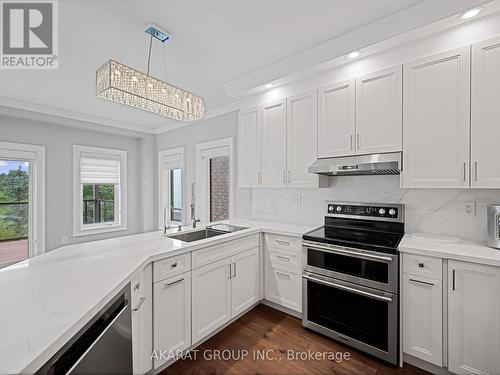 3104 Cardross Court, Oakville (Palermo West), ON - Indoor Photo Showing Kitchen With Upgraded Kitchen