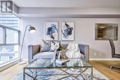 905 - 11 St. Joseph Street, Toronto (Bay Street Corridor), ON - Indoor Photo Showing Living Room