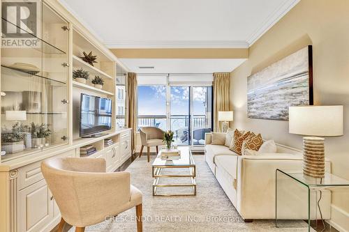 704C - 662 Sheppard Avenue E, Toronto (Bayview Village), ON - Indoor Photo Showing Living Room