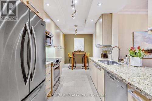 704C - 662 Sheppard Avenue E, Toronto (Bayview Village), ON - Indoor Photo Showing Kitchen With Upgraded Kitchen