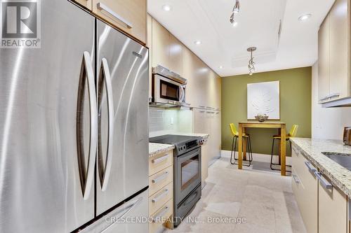 704C - 662 Sheppard Avenue E, Toronto (Bayview Village), ON - Indoor Photo Showing Kitchen With Upgraded Kitchen