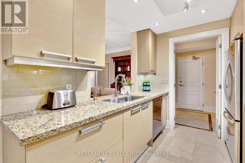 704C - 662 Sheppard Avenue E, Toronto (Bayview Village), ON - Indoor Photo Showing Kitchen With Upgraded Kitchen