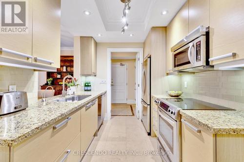 704C - 662 Sheppard Avenue E, Toronto (Bayview Village), ON - Indoor Photo Showing Kitchen With Upgraded Kitchen