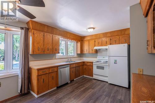 173 Cambridge Avenue, Regina, SK - Indoor Photo Showing Kitchen With Double Sink