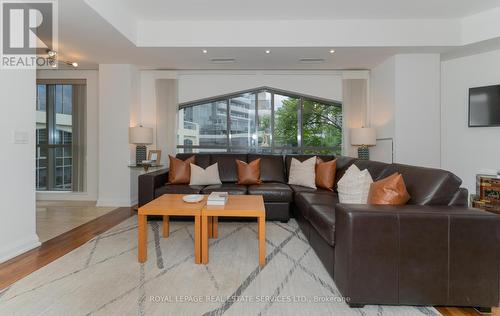 401 - 3 Mcalpine Street, Toronto (Annex), ON - Indoor Photo Showing Living Room