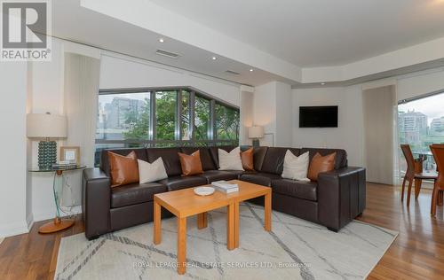 401 - 3 Mcalpine Street, Toronto (Annex), ON - Indoor Photo Showing Living Room