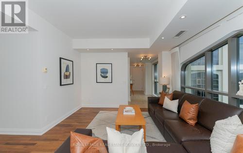 401 - 3 Mcalpine Street, Toronto (Annex), ON - Indoor Photo Showing Living Room