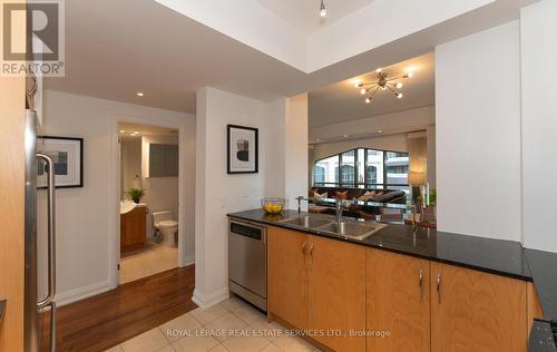 401 - 3 Mcalpine Street, Toronto (Annex), ON - Indoor Photo Showing Kitchen With Double Sink