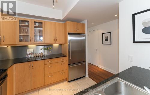 401 - 3 Mcalpine Street, Toronto (Annex), ON - Indoor Photo Showing Kitchen