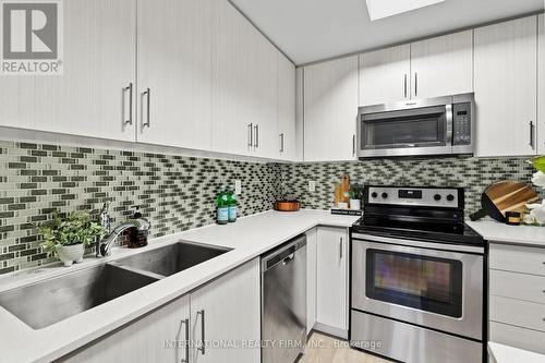 15 - 125 Long Branch Avenue, Toronto (Long Branch), ON - Indoor Photo Showing Kitchen With Double Sink With Upgraded Kitchen