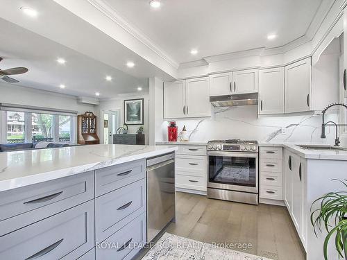 228 Bayshore Rd E, Innisfil, ON - Indoor Photo Showing Kitchen With Upgraded Kitchen