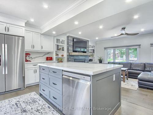 228 Bayshore Rd E, Innisfil, ON - Indoor Photo Showing Kitchen With Upgraded Kitchen