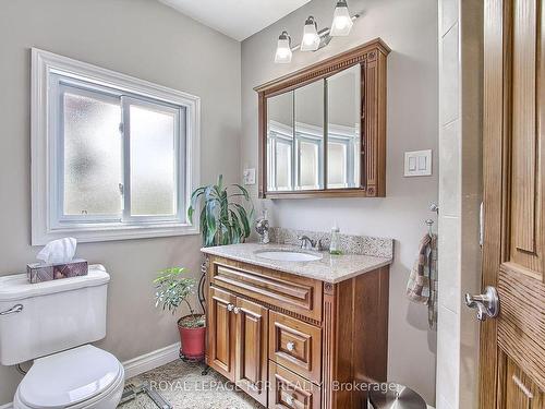 228 Bayshore Rd E, Innisfil, ON - Indoor Photo Showing Bathroom