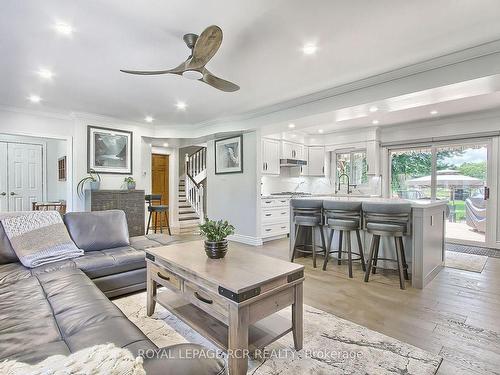 228 Bayshore Rd E, Innisfil, ON - Indoor Photo Showing Living Room