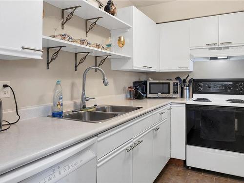 1F-690 Colwyn St, Campbell River, BC - Indoor Photo Showing Kitchen With Double Sink