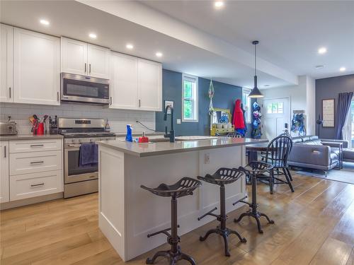 104-337 Hastings Avenue, Penticton, BC - Indoor Photo Showing Kitchen With Stainless Steel Kitchen With Upgraded Kitchen