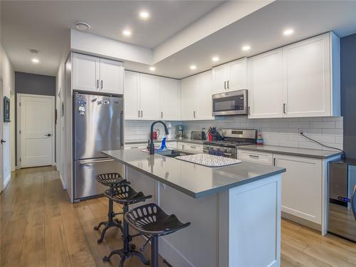 104-337 Hastings Avenue, Penticton, BC - Indoor Photo Showing Kitchen With Stainless Steel Kitchen