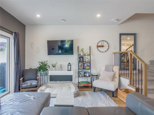 104-337 Hastings Avenue, Penticton, BC - Indoor Photo Showing Living Room