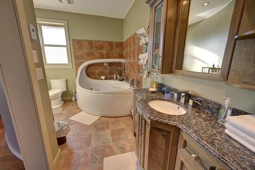 8705 Road 22 Road, Oliver, BC - Indoor Photo Showing Bathroom