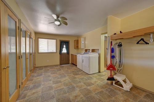 8705 Road 22 Road, Oliver, BC - Indoor Photo Showing Laundry Room