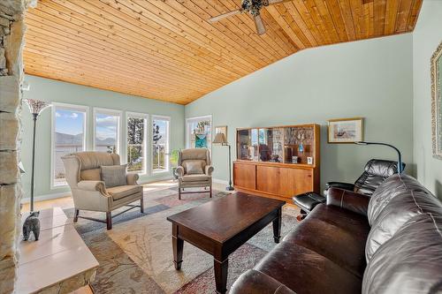 4155 Ponderosa Drive, Peachland, BC - Indoor Photo Showing Living Room