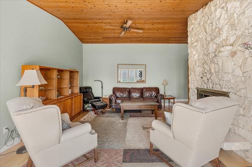 4155 Ponderosa Drive, Peachland, BC - Indoor Photo Showing Living Room