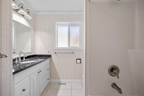 4155 Ponderosa Drive, Peachland, BC - Indoor Photo Showing Bathroom