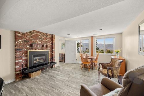 4155 Ponderosa Drive, Peachland, BC - Indoor Photo Showing Living Room With Fireplace