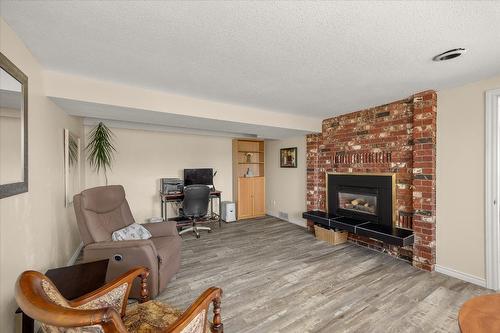 4155 Ponderosa Drive, Peachland, BC - Indoor Photo Showing Living Room With Fireplace