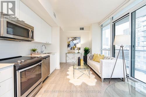 1102 - 30 Roehampton Avenue, Toronto (Mount Pleasant West), ON - Indoor Photo Showing Kitchen