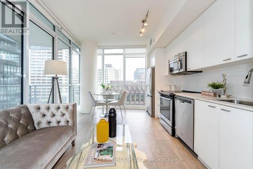 1102 - 30 Roehampton Avenue, Toronto (Mount Pleasant West), ON - Indoor Photo Showing Kitchen With Stainless Steel Kitchen With Upgraded Kitchen